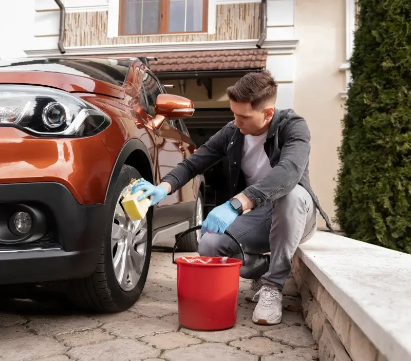 Lavage auto à domicile Gouffern en Auge : professionnel intervenant sur un véhicule